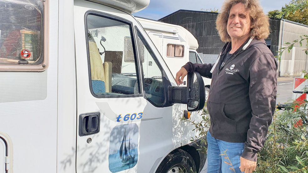 Wenn Jürgen Sattler mit dem Wohnmobil unterwegs ist, ist die "pacifico" nicht nur in der Erinnerung mit dabei. Ein Bild vom früheren Tierschutzschiff prangt an der Beifahrertür des Fahrzeugs. Foto: Gettkowski