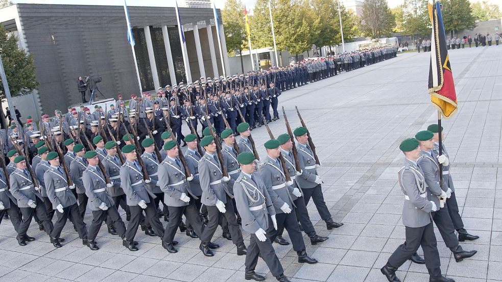 Soldaten marschieren zum Abschlussappell zum Ende des Afghanistan-Einsatzes im Verteidigungsministerium. Foto: Kay Nietfeld/dpa