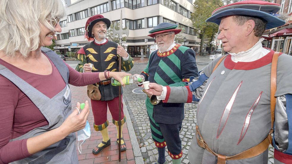 Zum letzten Mal ließen sich die Herolde Helmuth Kock (von links), Hans-Arno Loerts und Franz Krämer auf ihrer Tour durch die Innenstadt das ein oder ander Schnäpschen einschenken. Foto: Ortgies