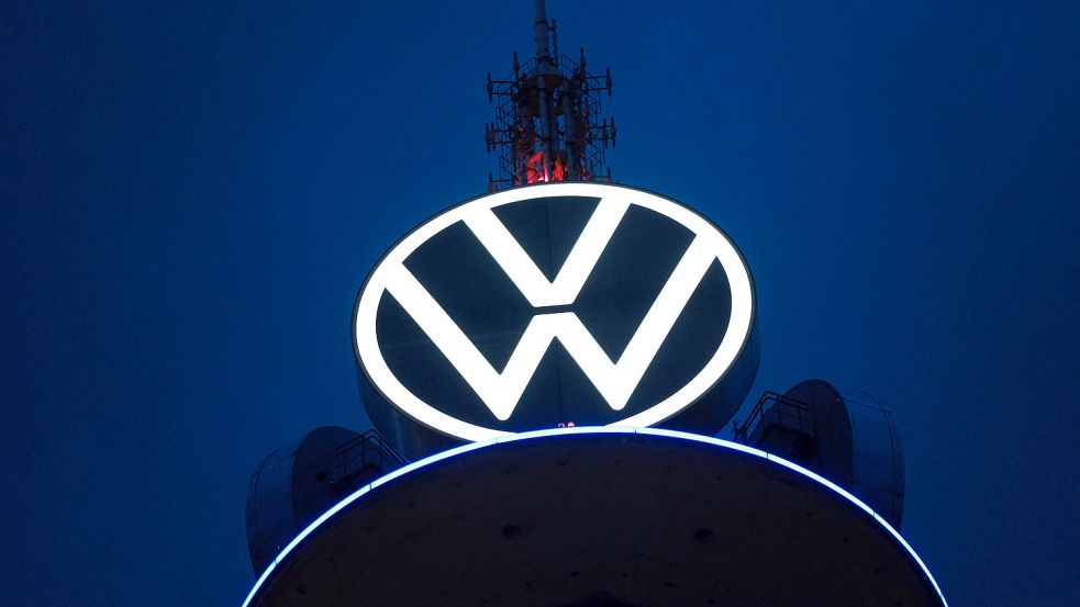 Das Volkswagen Logo leuchtet auf dem VW-Tower in Hannover. Aktuell gibt es bei VW Diskussionen über einen massiven Stellenabbau. Foto: Ole Spata/dpa