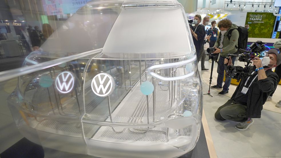 Wie geht es bei VW weiter? Die Umrisse eines VW-Bullis sind am Stand von Volkswagen und Moia während eines Rundgangs durch die Messehallen des ITS- Weltkongress 2021 am Montag in Hamburg zu sehen. Foto: Brandt/dpa