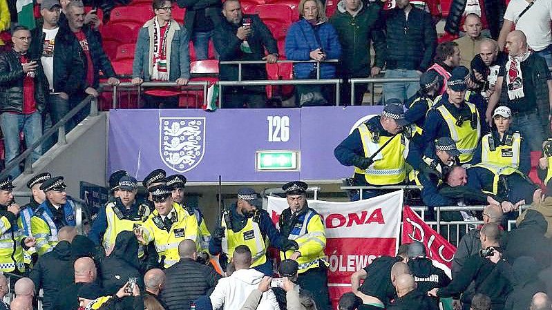 Ungarische Fans fielen in London erneut unangenehm auf. Foto: Nick Potts/PA Wire/dpa