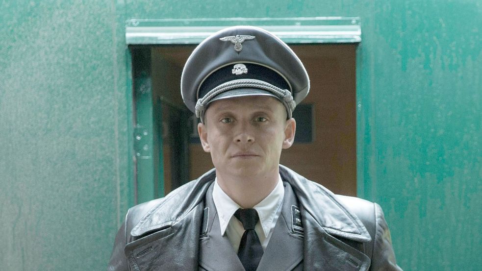 Matthias Schweighöfer trägt die Totenkopf-Uniform von SS-Mann Klaus Barbie. Foto: Frederic Batier/Prod.DB/imago images