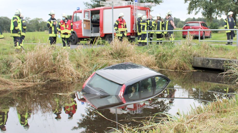 In Weener landete der Wagen in einem breiten Graben. Foto: Feuerwehr