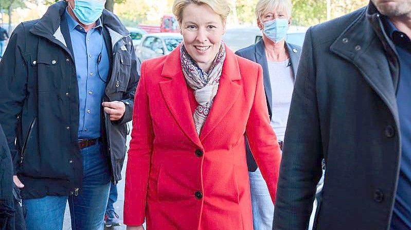 Die rot-weisse Flagge der Stadt mit dem Berliner Bären weht auf dem Dach des Abgeordnetenhauses. Foto: Soeren Stache/dpa