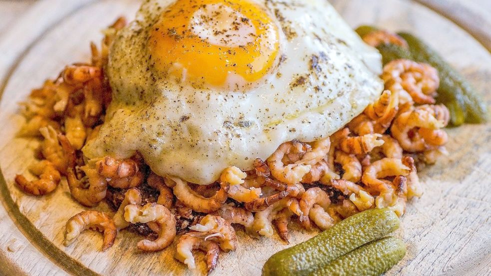 Fürs Fischerfrühstück in der Gastronomie werden meist maschinell oder in Marokko von Hand gepulte Krabben verwendet. In Deutschland gilt seit 1992 ein Heimschälverbot. Foto: Pixabay