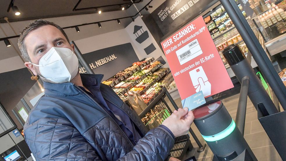 Johannes Aumann, Leiter der Unternehmensentwicklung bei der Bünting-Gruppe, zeigt beim Combi-City-Markt, wie der Eintritt mit Moin-Karte funktioniert. Fotos: Ortgies