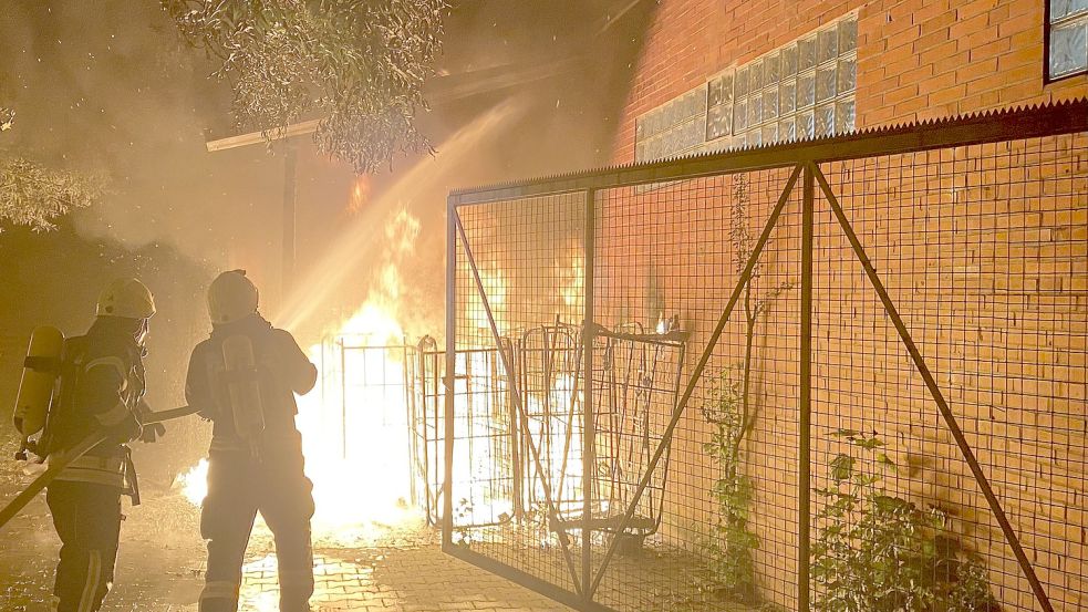 Rund 120 Feuerwehrleute waren in der Nacht zu Donnerstag in Esens in Einsatz. Foto: Feuerwehr