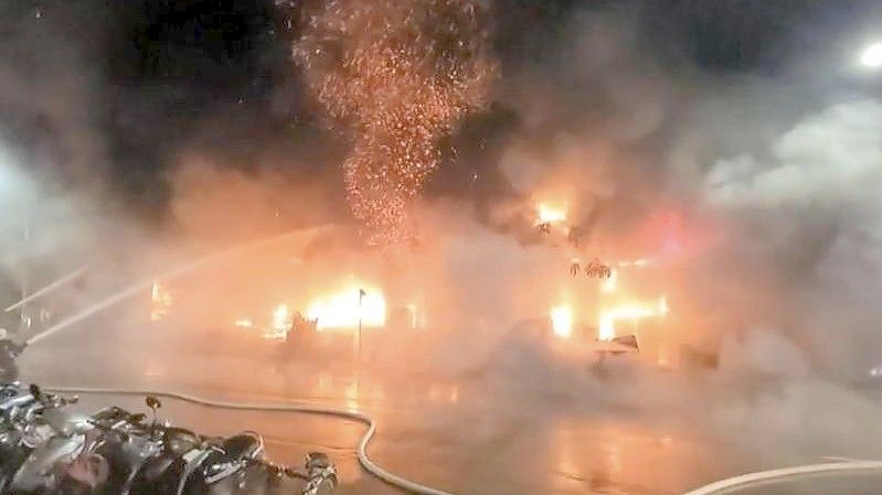 Kampf gegen die Flammen: Feuerwehrleute während der Löscharbeiten. Foto: Anonymous/EBC/AP/dpa