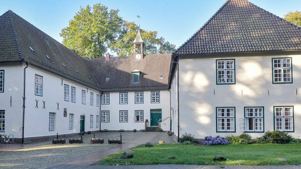 Das Schloss Neuenburg steht am Schloßgang 1 in Zetel.