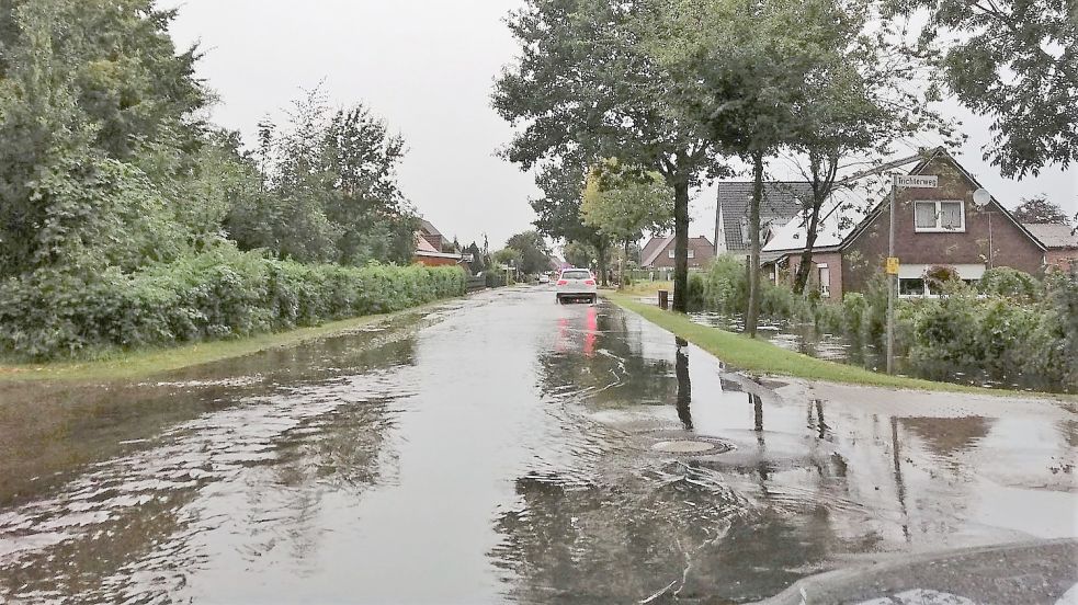 Starkregen hatte in Moordorf im September viele Straßen, Grundstücke, Gräben und Keller unter Wasser gesetzt. Hier die Situation am Trichterwegs. Foto: Feuerwehr
