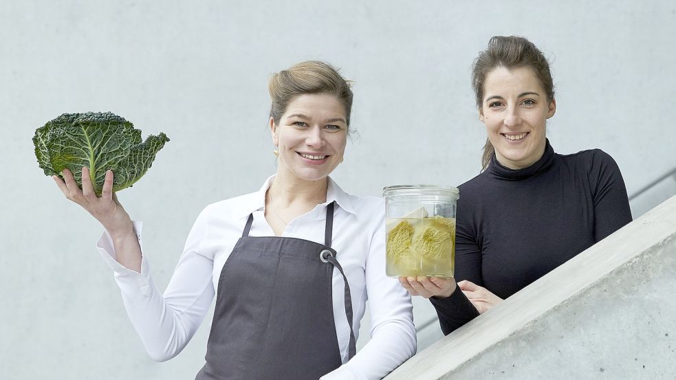 Antje de Vries (links) und hat zusammen mit Anne-Cathrine Preißer ein Buch über das Fermentieren geschrieben.