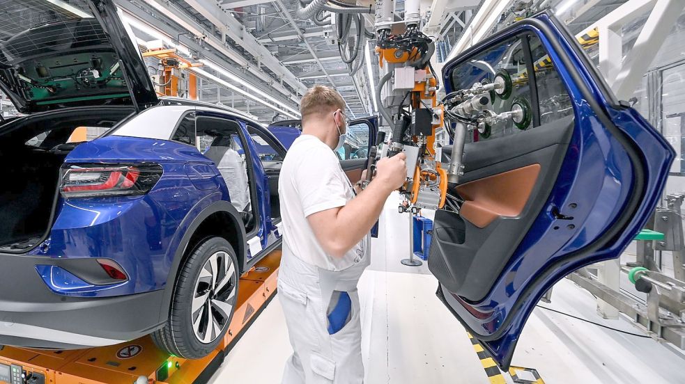 Ein Mitarbeiter im Volkswagenwerk in Zwickau komplettiert einen VW ID.4. Was ist dran an den mutmaßlichen Plänen von VW-Vorstandsvorsitzendem Herbert Diess, 30.000 Jobs bei Volkswagen zu streichen? Foto: Hendrik Schmidt