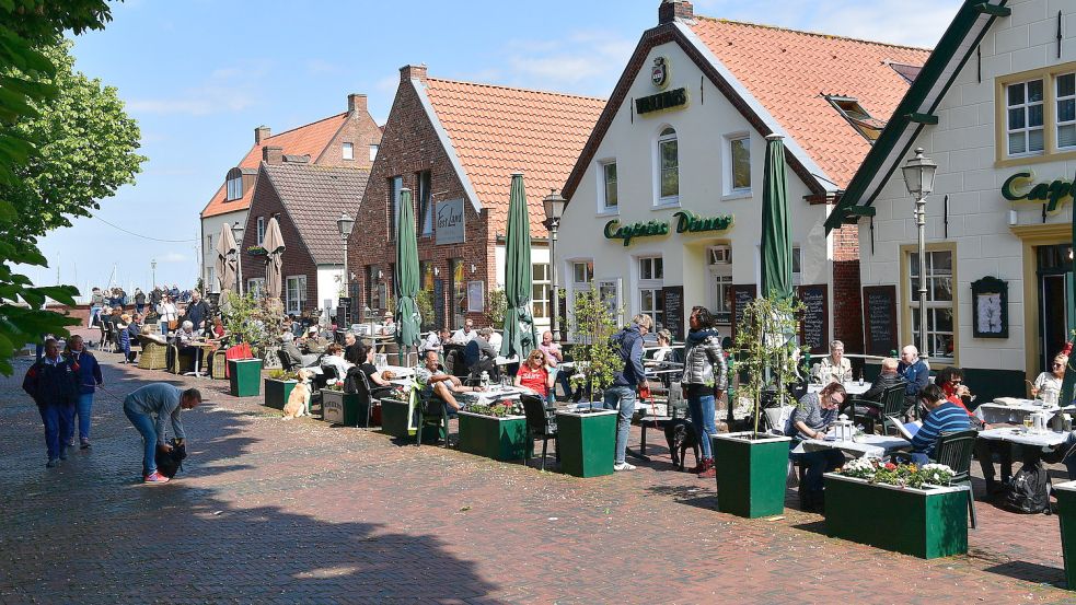 Im Sommer kein seltenes Bild in Greetsiel: Trotz eines späten Starts kamen auch dieses Jahr wieder viele Gäste in den Küstenort. Foto: Wagenaar/Archiv