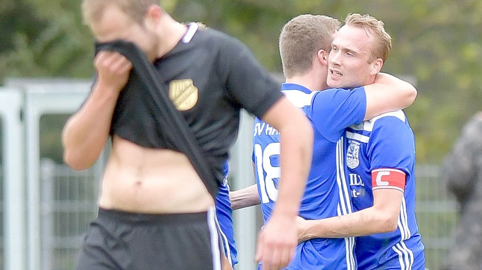 21 Tore und 23 Punkte durften die Spieler des SV Hage (in Blau: links Tammo Barkhoff und rechts Stefan Hollwege) in dieser Saison bereits bejubeln. Archivfoto: Ortgies