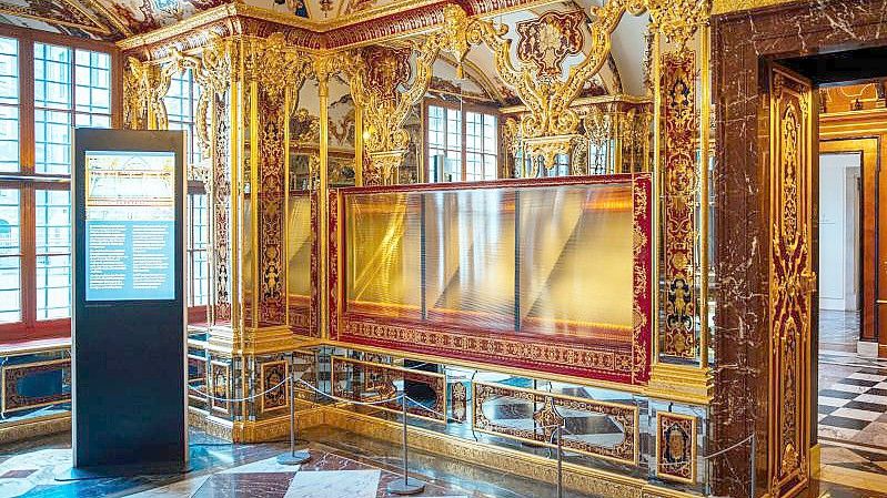 Die ausgeraubte Vitrine im Juwelenzimmer des Historischen Grünen Gewölbes im Residenzschloss in Dresden im Mai vergangenen Jahres. Foto: Oliver Killig/dpa-Zentralbild/dpa