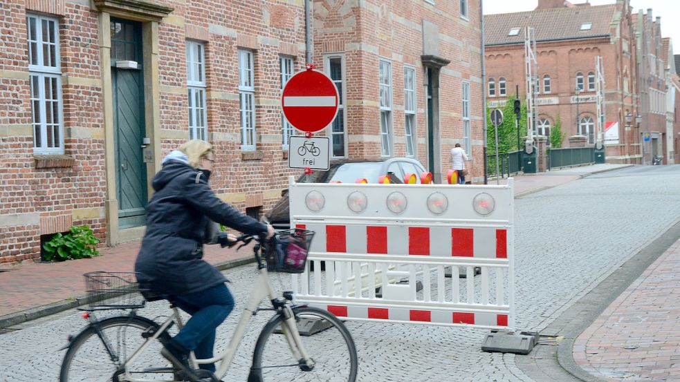 Für Autos ist die Einfahrt von der Brückstraße in die Friedrich-Ebert-Straße nicht erlaubt. Das sorgt für viel Unmut in Emden. Foto: Doden