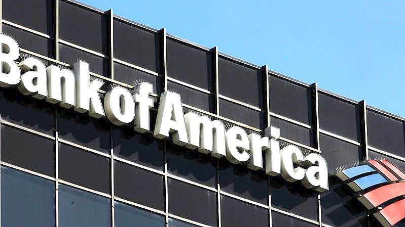 Das Logo der Bank of America ist auf der Fassade eines Gebäudes in Los Angeles zu sehen. Nach der größten US-Bank JPMorgan nun weitere wichtige Geldhäuser - darunter Bank of America - kräftige Gewinnsprünge gemeldet. Foto: Uli Deck/dpa