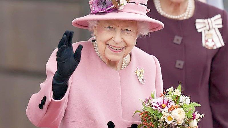 Die britische Königin Elizabeth II. am Donnerstag in Cardiff, wo sie das walisische Parlament eröffnete. Foto: Jacob King/PA Wire/dpa