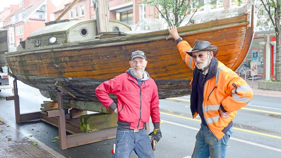 Johannes „Urmel“ Meyering (links) und Albert Janßen stellten am Donnerstag das Bootf auf der Neutorstraße auf. Foto: F. Doden