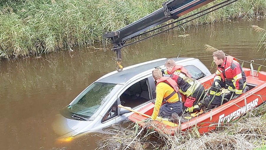 Die Feuerwehr unterstützte bei der Bergung des Wagens. Foto: Feuerwehr