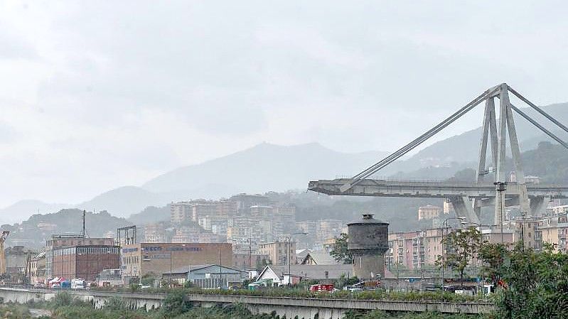 Ein Blick auf die eingestürzte Morandi Autobahnbrücke in Genua. 43 Menschen kamen bei dem Unglück am 14. August 2018 ums Leben. Foto: Simone Arveda/ANSA/dpa