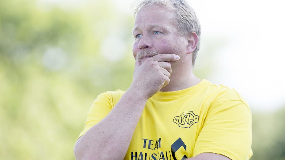 Leers Trainer Christian Rosendahl grübelt, wie sein Team wieder in die Erfolgsspur gelangt. Fotos: Doden