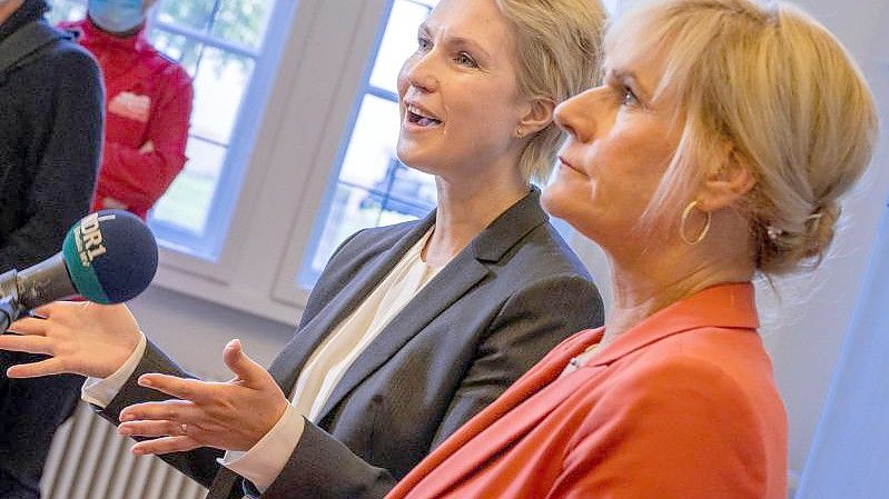 Manuela Schwesig (SPD, links), die Ministerpräsidentin von Mecklenburg-Vorpommern, und Simone Oldenburg, die Fraktionschefin der Linken im Landtag. Foto: Jens Büttner/dpa-Zentralbild/dpa