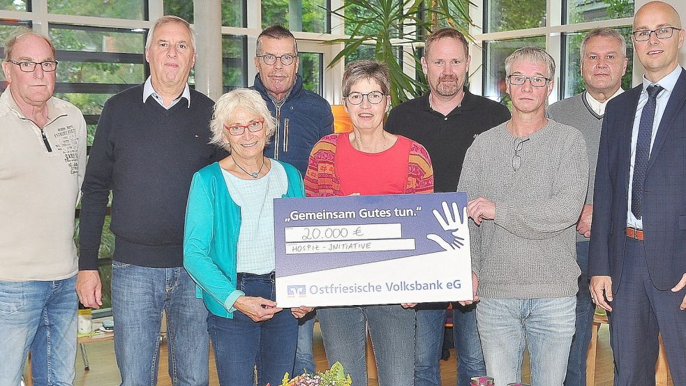 Bei der Scheckübergabe am Donnerstag dabei waren (von links): Bernie Ostendorp (VfR Heisfelde), Gerd Barth (VfR Heisfelde), Gretel Bluhm-Janssen (Hospiz), Joachim Koning (VfR Heisfelde), Marlies Smidt (Hospiz), Wolfgang Jungeblut (SV Concordia Ihrhove), Detlef Kloppenburg (SV Concordia Ihrhove), Udo Poppen (HSG Leer) und Guido Mülder (SV Concordia Ihrhove). Auf dem Foto fehlen Ahlrich-Otto Pohl (HSG Leer) und Dennis Hillmer (TSV Ostrhauderfehn). Foto: Wolters