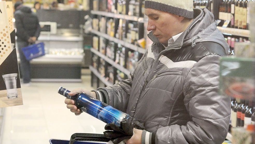 Eine Flasche Vodka für den Nachbarn – das könnte Ihnen in Zukunft zum Nachteil werden. (Archivfoto) Foto: Anton Belitsky/Tass/dpa