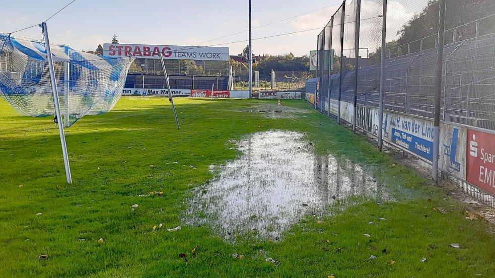 Der Rasen im Ostfriesland-Stadion ist nach den Regenfällen der vergangenen Tage nicht bespielbar. Foto: Janßen