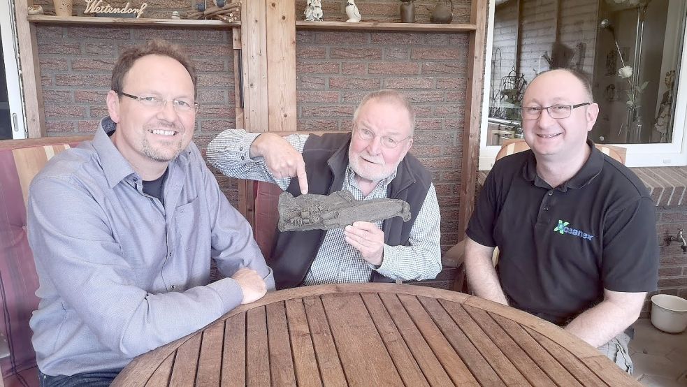 Holger Buss (links) und Ulrich Hofmann (rechts) von den Gezeitentauchern übergeben Ernst Weitendorf das 3D-Modell des Wracks der „Elsa“. Weitendorfs Großvater hatte das Schiff gehört, bevor es 1936 sank. Fotos: Gezeitentaucher