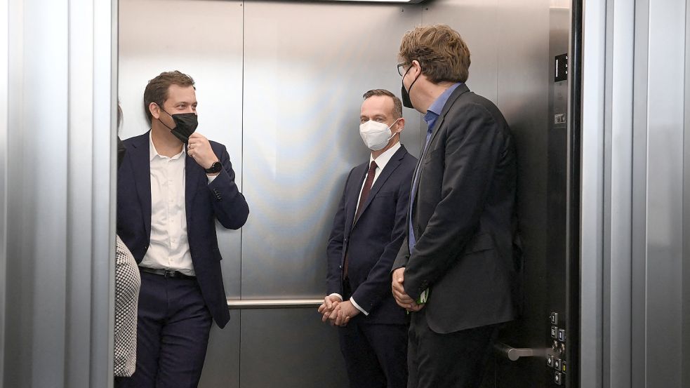 Präsentiert haben die Vereinbarungen die Parteivorsitzenden. Erfolgreich verhandelt aber hatten die Generalsekretäre Lars Klingbeil (SPD), Volker Wissing (FDP) und Michael Kellner (Grüne; v.l.) Foto: CHRISTOF STACHE/AFP