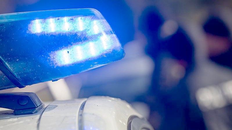 In einem Mehrfamilienhaus in Lüneburg wurde eine tote Frau entdeckt. (Symbolbild). Foto: Stefan Sauer/dpa