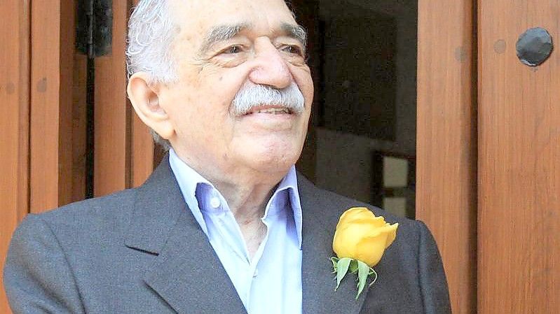 Der Schriftsteller Gabriel Garcia Marquez lächelt vor seinem Haus in Mexiko-Stadt. Mehr als sieben Jahre nach dem Tod des kolumbianischen Schriftstellers wird seine Garderobe veräußert. Foto: Mario Guzman/epa efe/dpa
