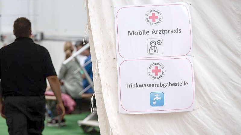 Das DRK stellte in den ersten Wochen nach dem Hochwasser an vielen Orten mobile Arztpraxen auf. Foto: Boris Roessler/dpa