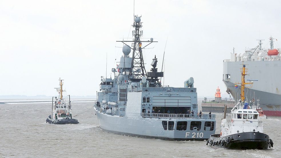 Immer wieder laufen Schiffe der Marine den Emder Hafen an. Foto: Archiv