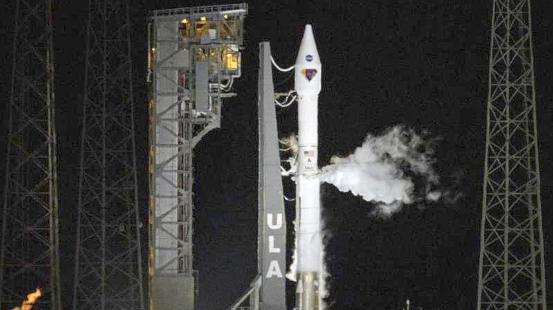 Eine Atlas-V-Rakete der United Launch Alliance mit der Raumsonde Lucy an Bord auf dem Weltraumbahnhof Cape Canaveral in Florida. Foto: Bill Ingalls/NASA/dpa