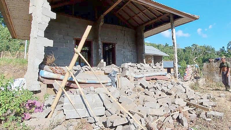 Ein von dem Erdbeben beschädigtes Haus in Karangasem auf der Insel Bali. Foto: Andi Husein/AP/dpa