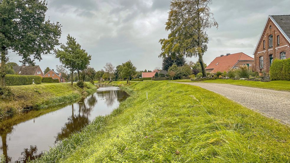 In mehreren Kurven windet sich der Spetzerfehn-Voßbarg-Kanal. Rechts ist die 2014 entwidmete ehemalige evangelisch-methodistische Kirche zu sehen. Fotos: Cordsen