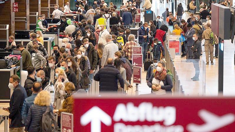 Mehrere Flughäfen in Deutschland erwarten an diesem Wochenende eine weitere starke Reisewelle. Foto: Monika Skolimowska/dpa-Zentralbild/dpa