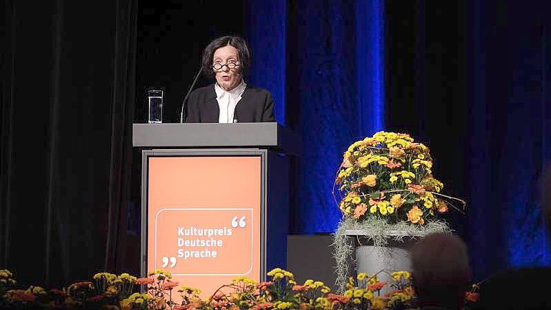 Herta Müller bei der Verleihung des Jacob-Grimm-Preises in Kassel. Foto: Sebastian Gollnow/dpa