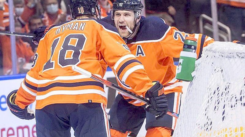 Leon Draisaitl (r) feierte mit den Oilers den zweiten Saisonsieg. Foto: Jason Franson/The Canadian Press/AP/dpa