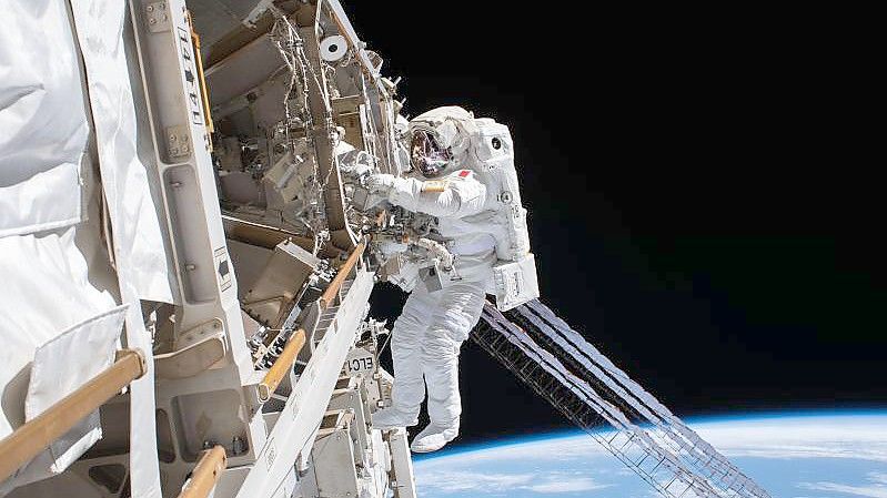 Ein Astronaut Luca Parmitano angebunden an der Internationalen Raumstation, während er Reparaturen vornummt. Foto: NASA/dpa