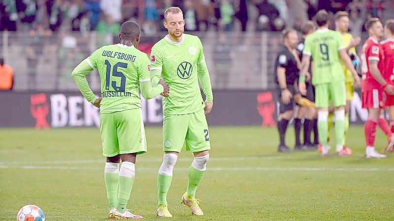 Für Jerome Roussillon (l-r) und Wolfsburgs neuen Rekordmann Maximilian Arnold gab es bei Union nichts zu holen. Foto: Matthias Koch/dpa