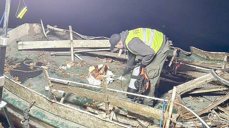 Das versunkene und wieder aufgetauchte Fahrgastschiff „Moornixe“ ist aus dem Wasser gehoben. Foto: Markus Gayk/dpa