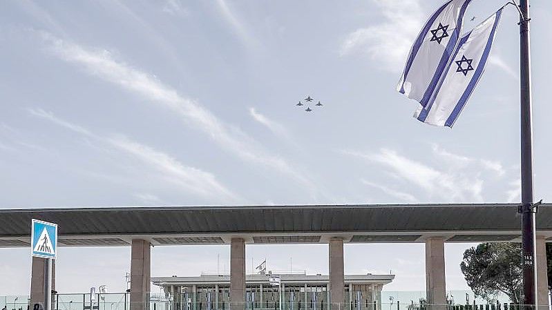 Kampfjets der deutschen und der israelischen Luftwaffe fliegen über Jerusalem. Foto: Nir Alon/ZUMA Press Wire/dpa