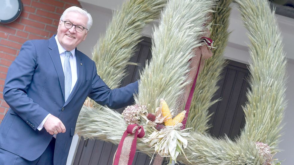 Bundespräsident Frank-Walter Steinmeier mit der Erntekrone des Deutschen Bauernverbandes. Fotos: Ortgies