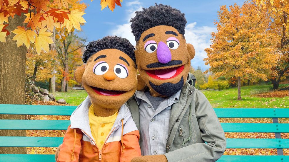 Die Sesamstraße setzt seit geraumer Zeit ein Zeichen gegen Rassismus: Wes und sein Vater Elijah, die neuen schwarzen Puppen in der US-Ausgabe der «Sesamstraße». Etliche Kinderlieder sind noch nicht so weit. Foto: Zach Hyman/dpa