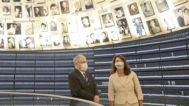 Ann Linde (r), Außenministerin von Schweden, besucht die Halle der Namen in der Holocaust-Gedenkstätte Yad Vashem. Foto: Maya Alleruzzo/AP/dpa
